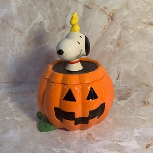 Peanuts: Halloween snoopy cookie jar.